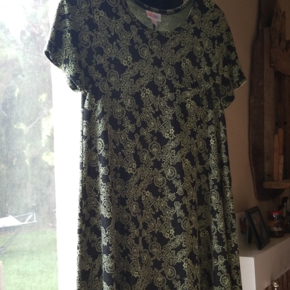 Black background damask Lularoe Small Carly